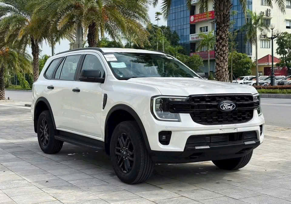 ford everest active trắng